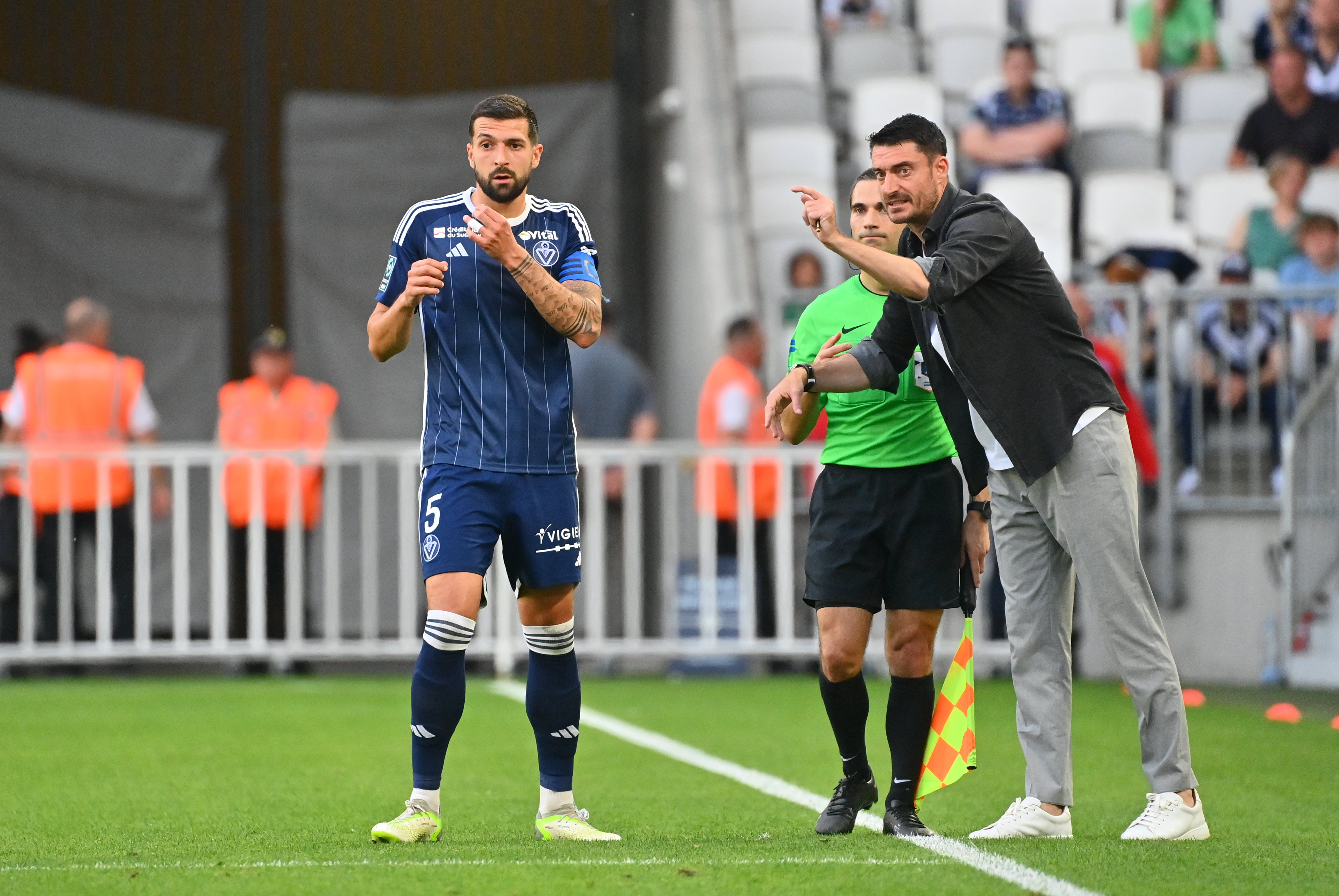 Albert Riera en discussions avec Yoann Barbet (c) lors de Bordeaux-Bastia (Icon Sport)